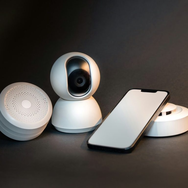 Cocina moderna con todos los electrodomésticos y gadgets, accesorios que necesitas