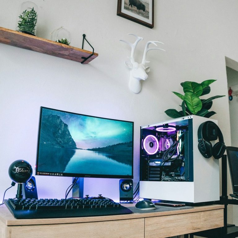 Cocina moderna con todos los electrodomésticos y gadgets, accesorios que necesitas