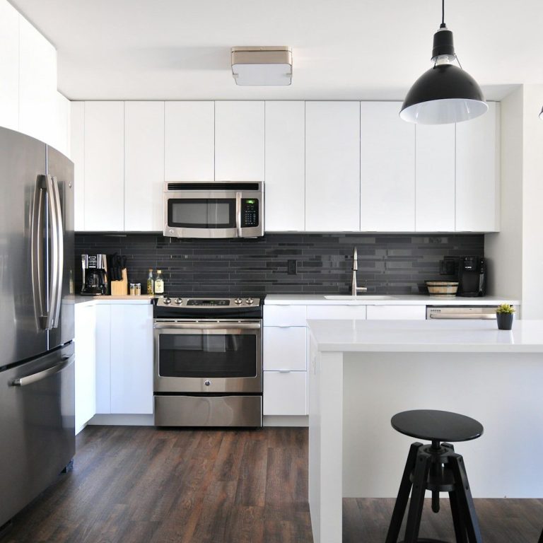 Cocina moderna con todos los electrodomésticos y gadgets, accesorios que necesitas